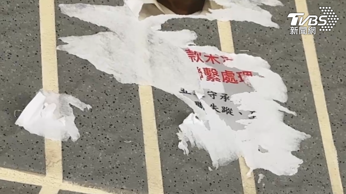 莊貽量目前已完全聯繫不上,住家門口更被張貼討債傳單。(圖/TVBS)