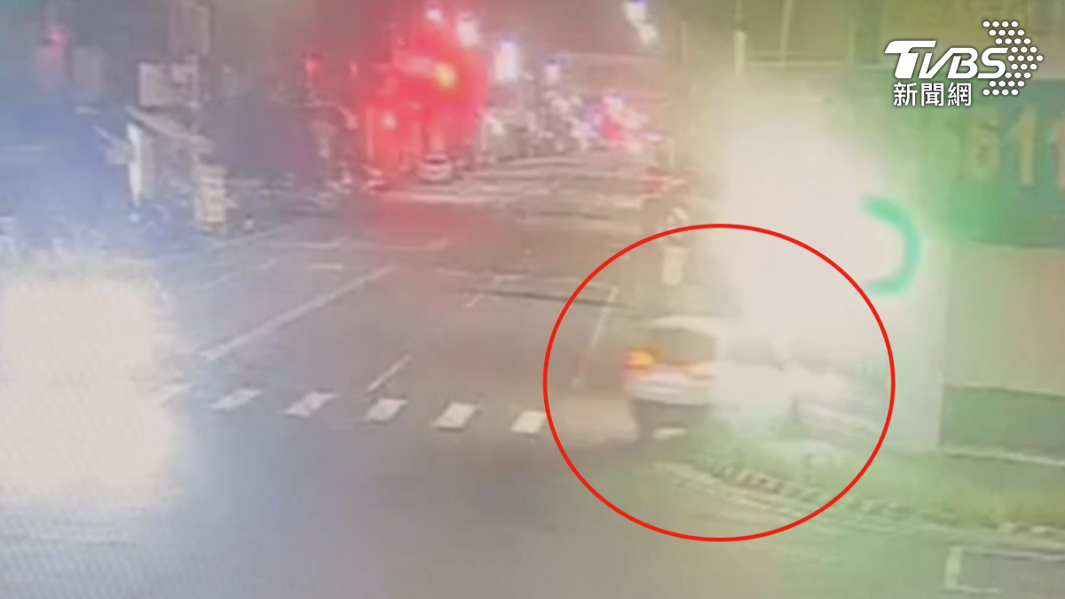 嘉義一名男子凌晨駕車遭警方發現行車不穩欲攔查,卻加速逃逸最終失控撞進路邊店家,經篩檢愷他命呈陽性反應。(圖/TVBS)