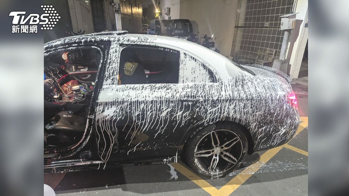 不滿他頻PO爭議片!油漆工偕友 「白漆潑車」洩憤被逮。(圖/民眾提供)