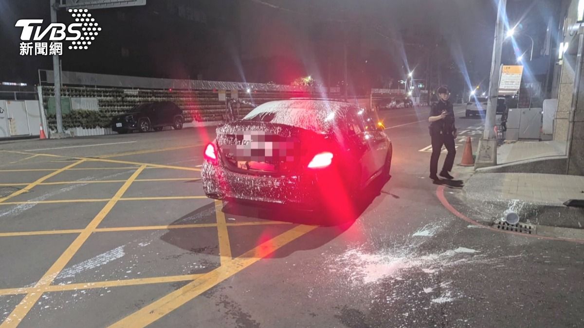 23歲的林姓主嫌本身從事油漆工作,當晚吃宵夜時恰巧發現何男出沒,便臨時起意以油漆潑灑。(圖/民眾提供)