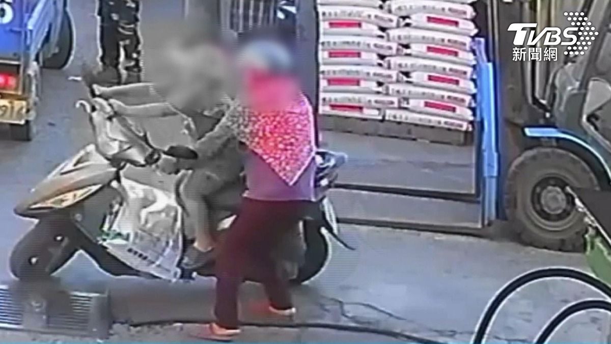 外婆扶車讓孫上座!7歲男童誤催油門衝出,遭垃圾車輾不治。(圖/民眾提供)