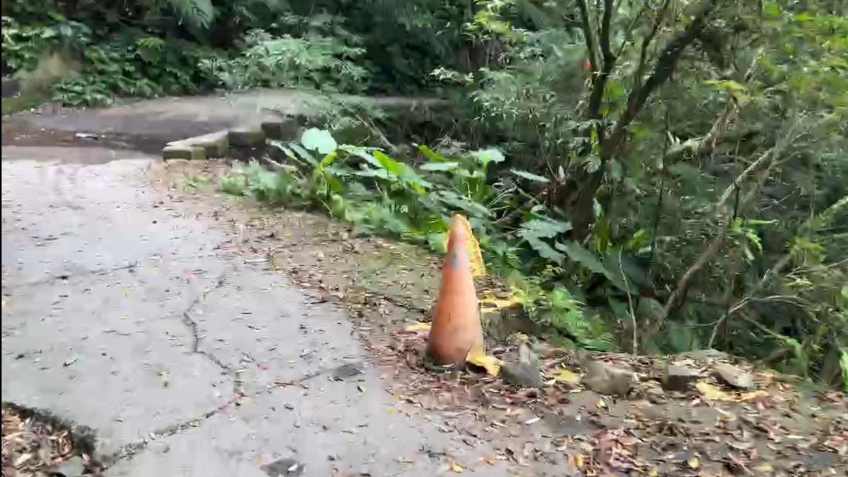 抹茶山聯外道路龜裂坍塌 宜縣府宣布全面封路施工。（圖／TVBS)