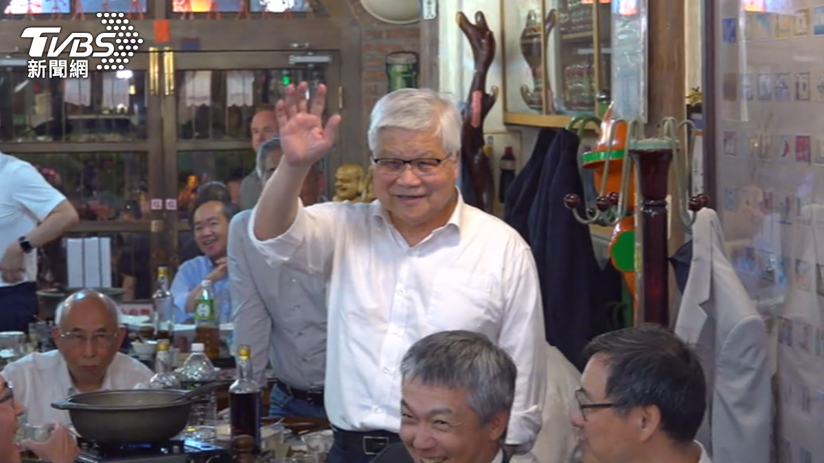 黃仁勳逗趣點名台積電董事長魏哲家,直呼我們上電視了。(圖/TVBS)