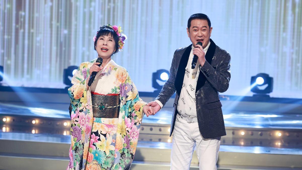蔡小虎(右)和原田悠里合唱。(圖/民視提供)