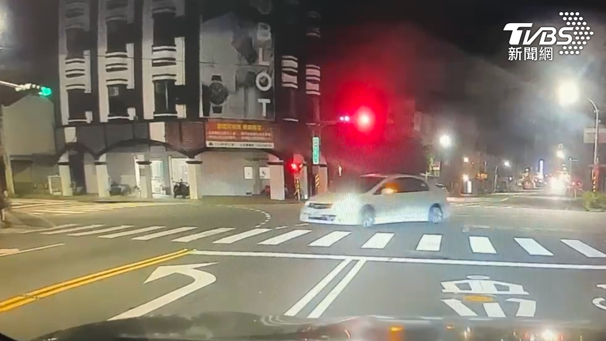 詐欺毒鴛鴦就在警車前違規左轉。(圖/TVBS)