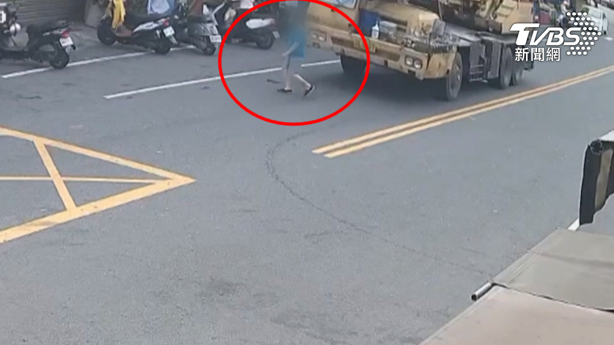 一名82歲阿嬤出門欲過馬路，疑似要到對面購買早餐，卻遭一輛重型機械吊車撞擊後輾過，當場失去生命跡象（圖／TVBS）