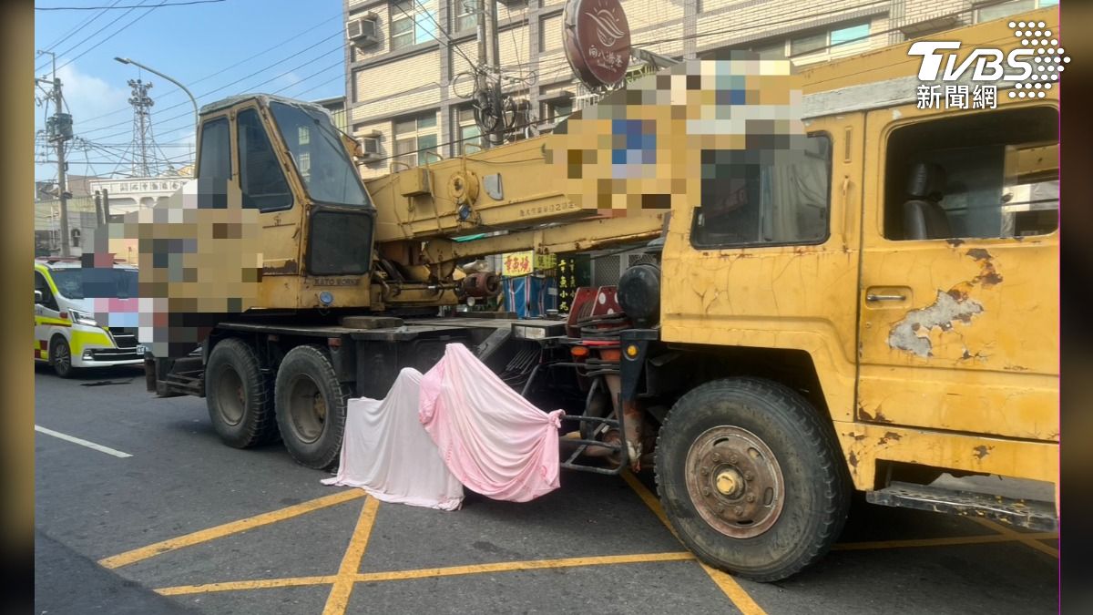 大型吊車上路需申請通行證，肇事駕駛口頭向警方表示車輛有申請，但警方在現場並未發現相關證件，是否合法上路仍有待釐清。（圖／TVBS）