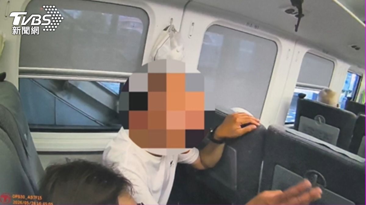 電車線斷班次亂,男佔位:找到座位我就走。(圖/TVBS)