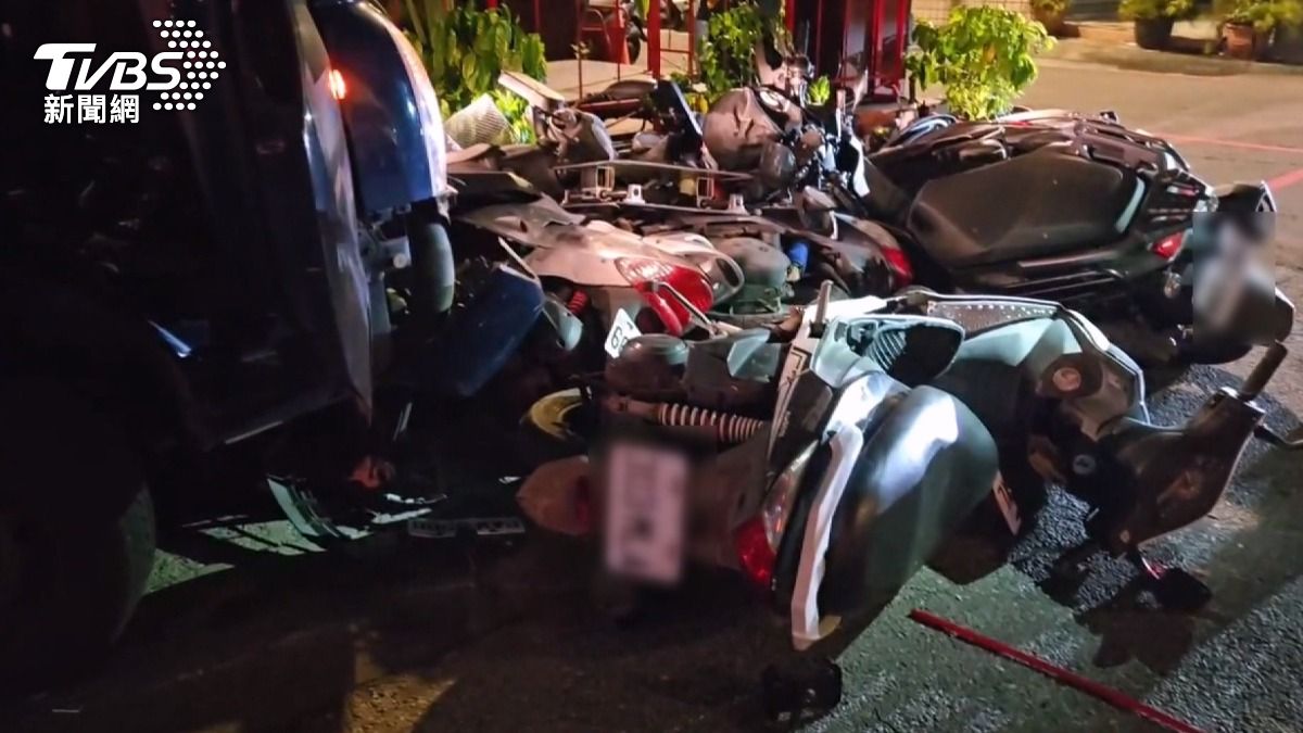 貨車飛彈式撞7車，居民誤肇逃，竟是駕駛走去派出所報案。(圖／TVBS)