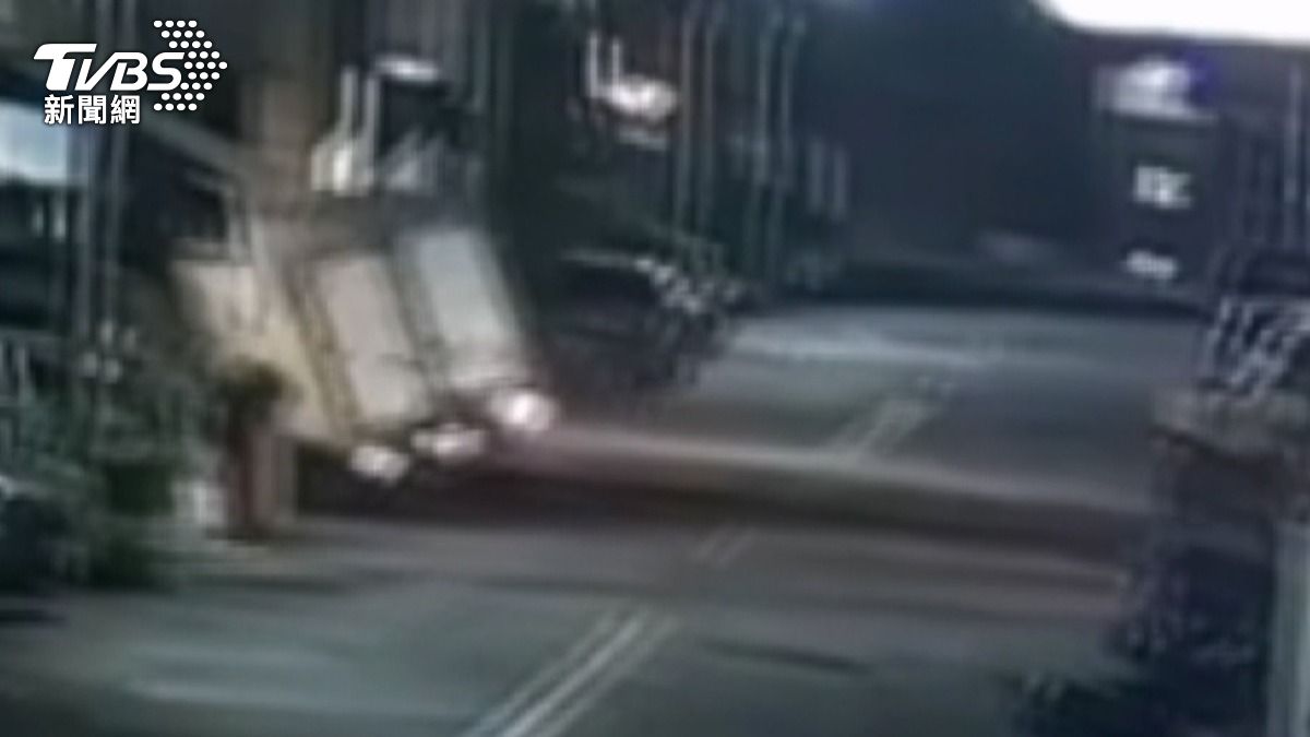 想轉彎疑煞車失靈，貨車撞7機車+圍牆才停。(圖／TVBS)