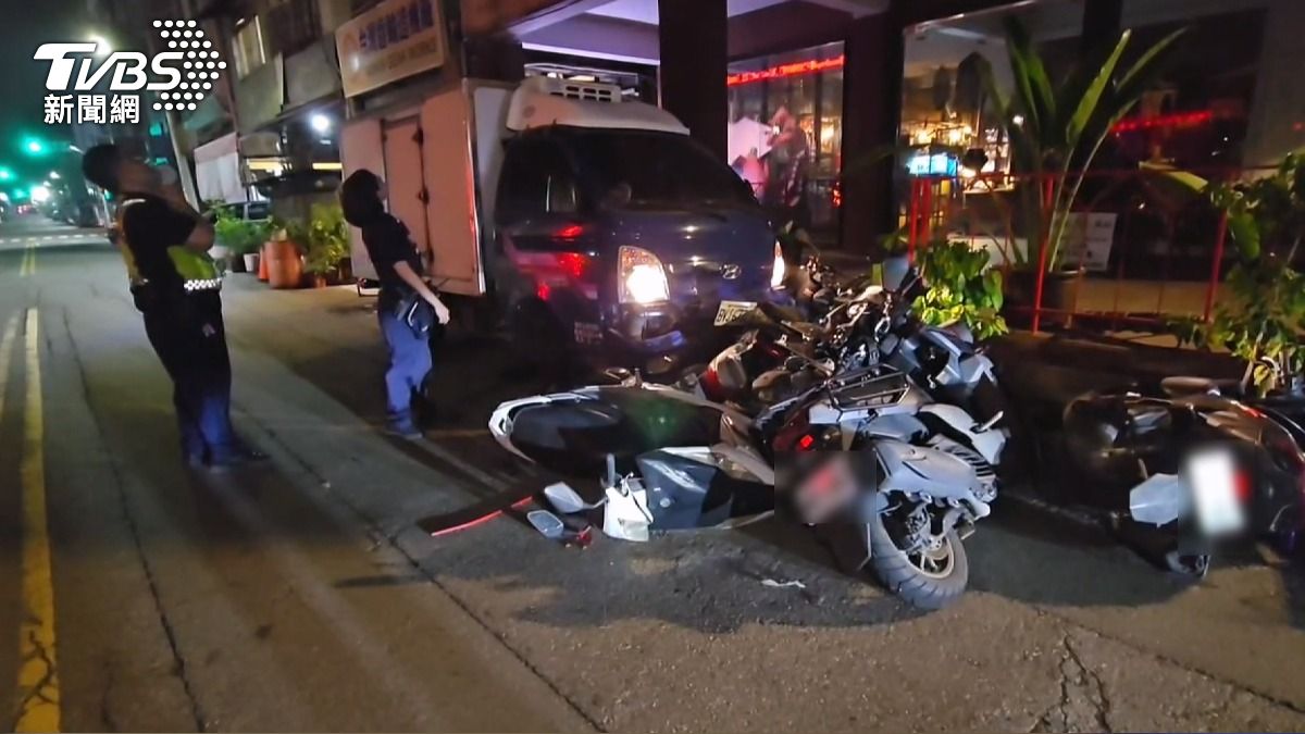 想轉彎疑煞車失靈，貨車撞7機車+圍牆才停。(圖／TVBS)