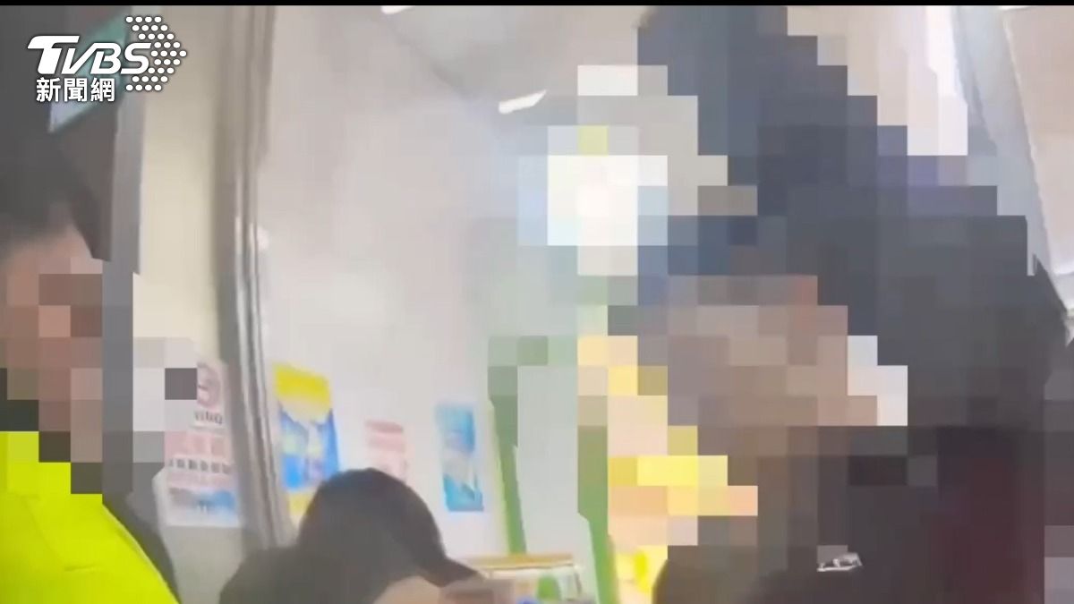 女子因情緒無法緩和,遭警方保護管束。(圖/TVBS)