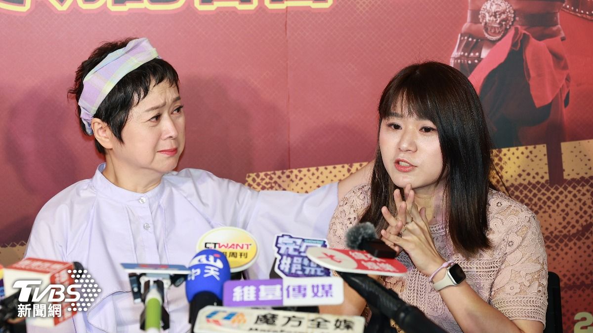 王月（左）重病時一度向女兒說「讓我走吧」。（圖／黃城碩攝）