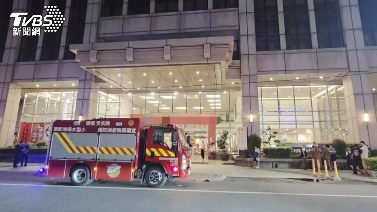 警消全面檢查後未發現危險情形,異味也逐漸散去,詳情仍待釐清。(圖/TVBS)