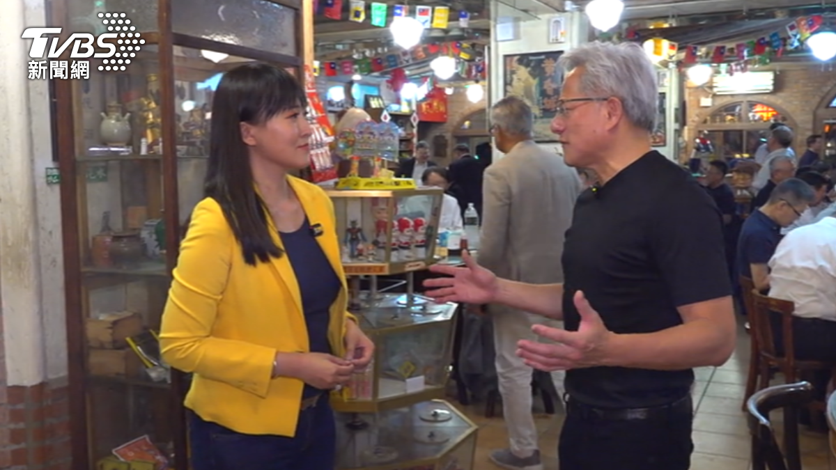 黃仁勳指出AI發展將具備區域性,打造符合在地文化與語言的AI對各國至關重要。(圖/TVBS)
