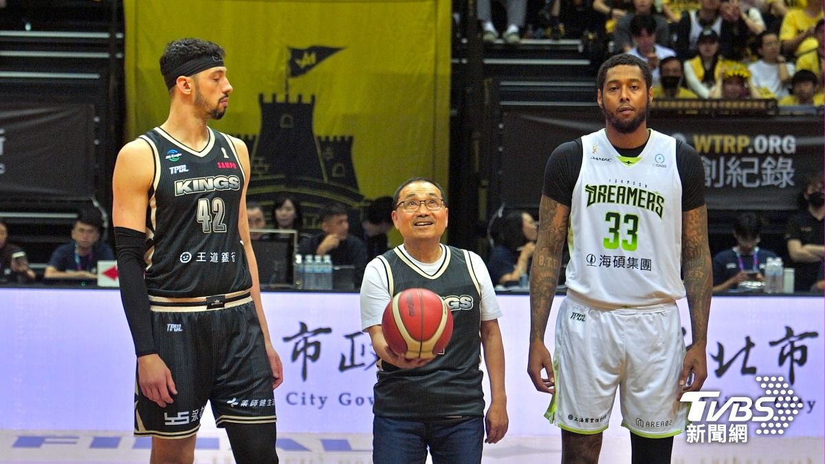 侯友宜為新北國王冠軍賽第三戰開球。(圖／胡瑞麒攝)