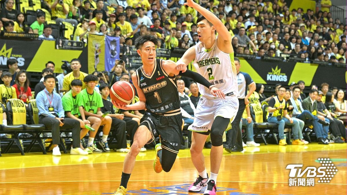 國王在林書緯串聯下維持領先，首節打完取得27比24優勢。(圖／胡瑞麒攝)