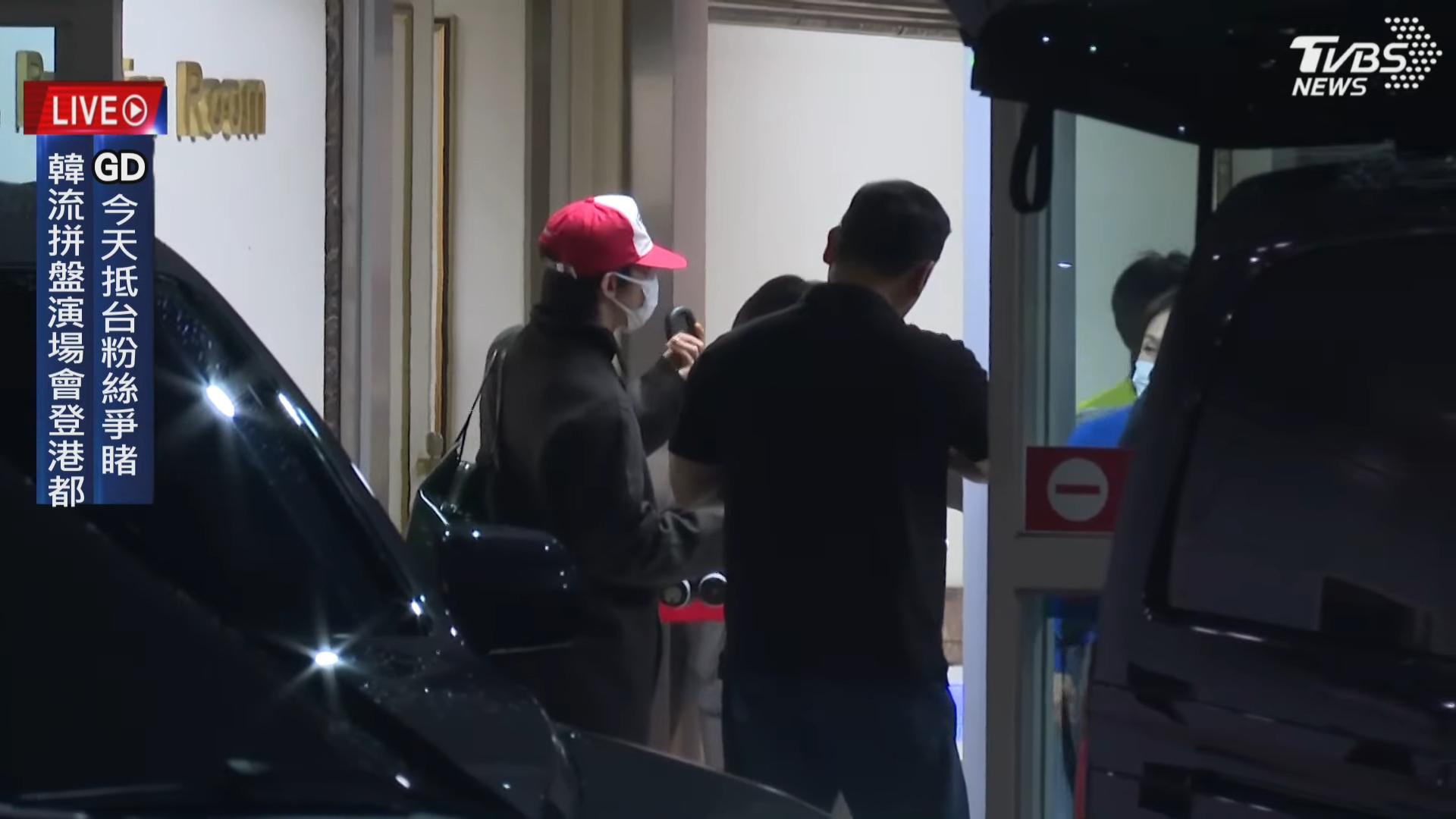 小港直擊／GD首訪港都！搭千萬名車離場太尊榮　伸出窗外揮手粉絲嗨翻