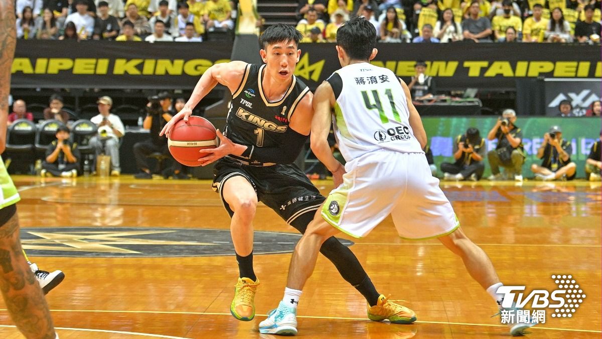 國王在林書緯串聯下維持領先，首節打完取得27比24優勢。(圖／胡瑞麒攝)