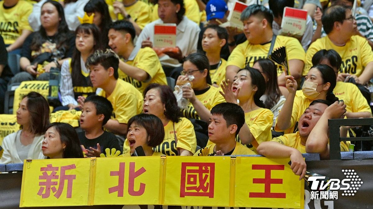 新莊主場湧入滿場球迷，新北國王主場氣勢火熱。(圖／胡瑞麒攝)
