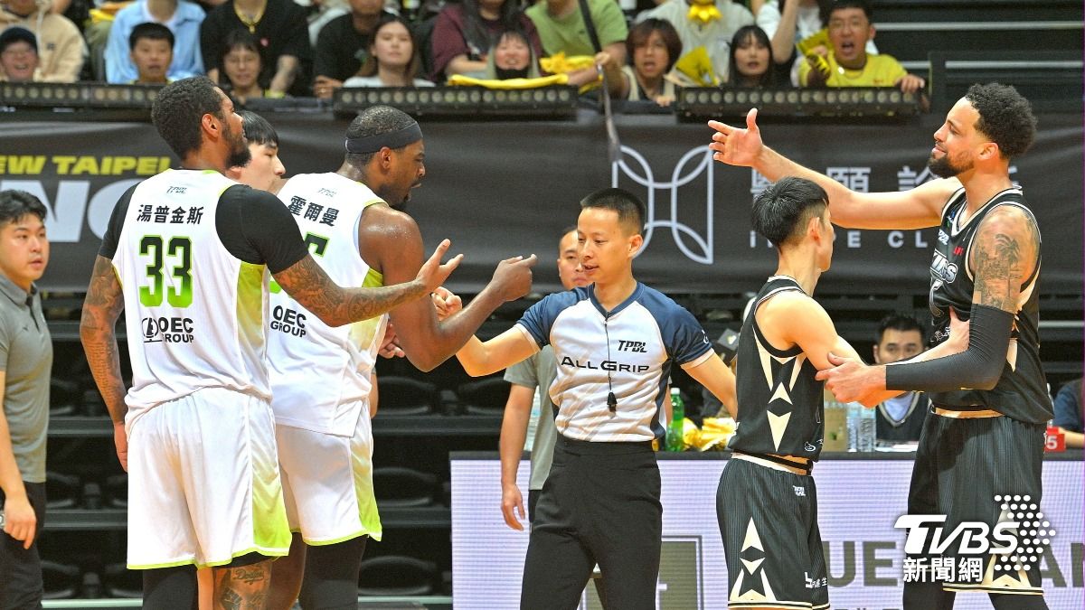 雙方第四節火氣都不小頻頻發生衝突。(圖／胡瑞麒攝)