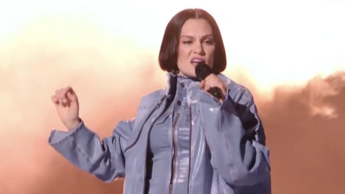 Jessie J時隔8年再度參戰《歌手》,一回歸就給參賽歌手震撼教育。(圖/翻攝自微博)