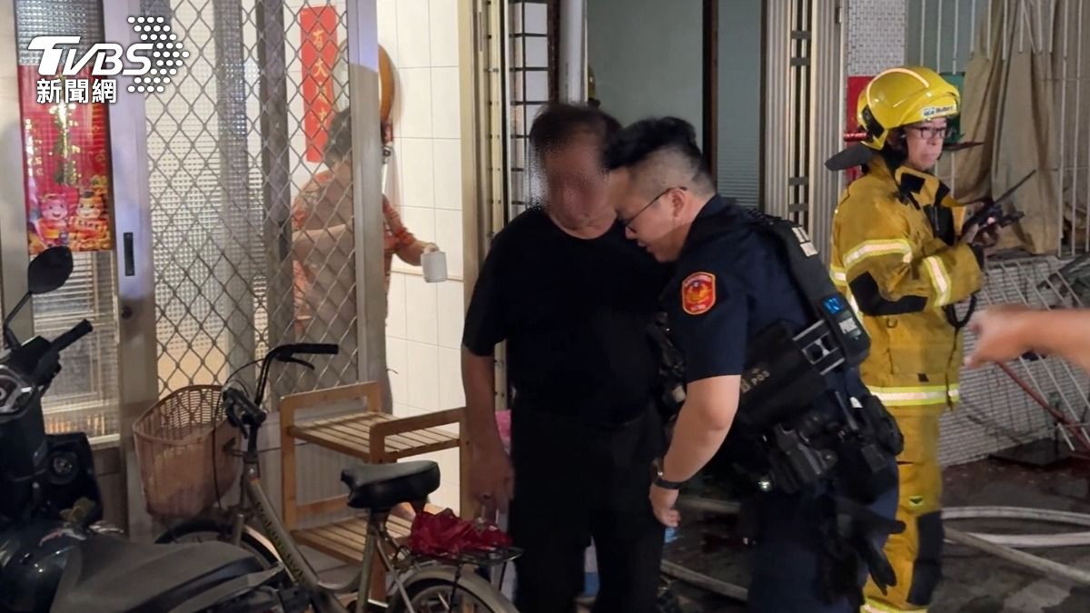 發現獨居的屋主受困於二樓,消防人員隨即架設雙節梯進行救援,順利將屋主安全救出。(圖/TVBS)