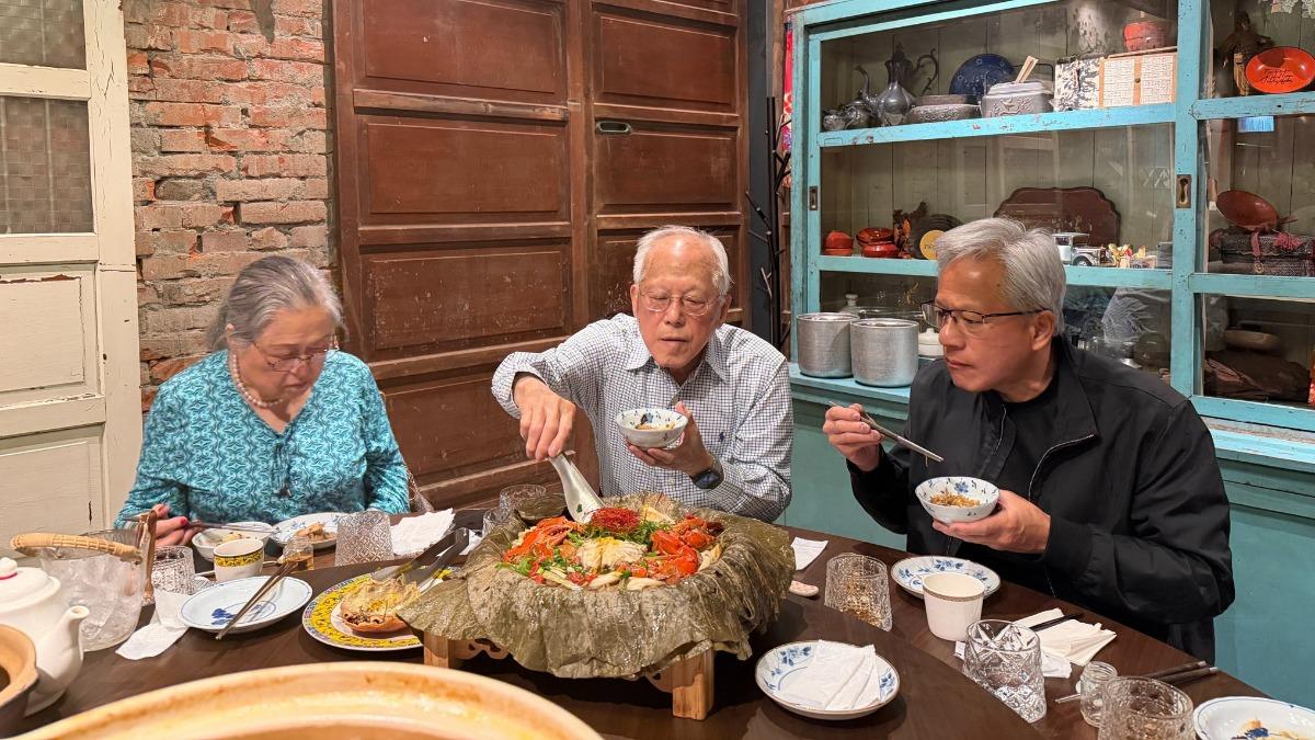 黃仁勳來台，帶父母吃台味大菜。（翻攝自X@nvidianewsroom）