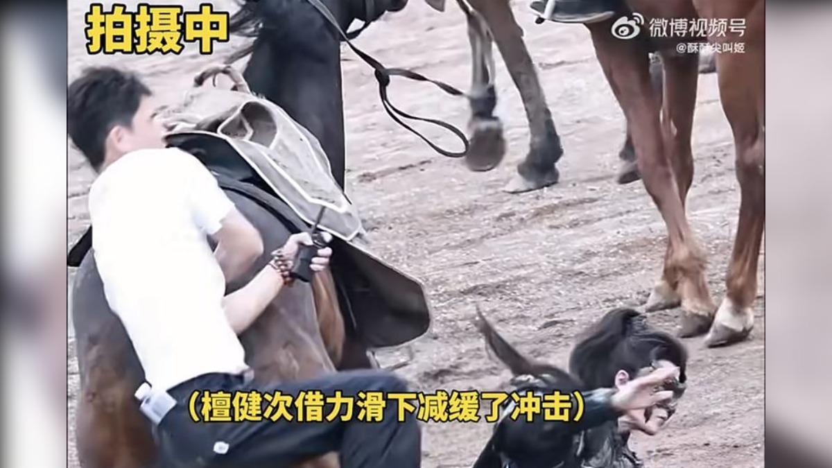 檀健次從馬上摔落。(圖/翻攝自微博)
