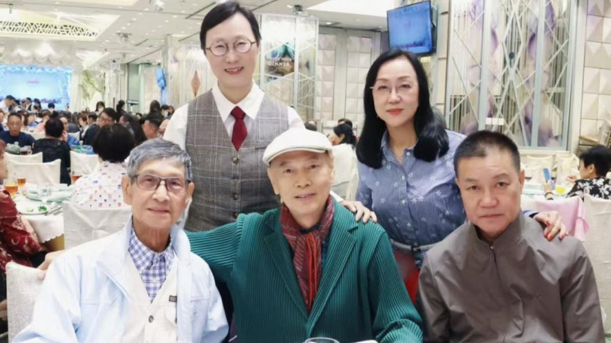羅家英(前排中)分享和劉洵(前排左)聚餐的照片,證實對方死訊。(圖/翻攝自微博)
