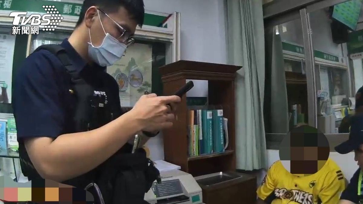 警方一查陳男要匯入的帳戶，發現根本是詐欺「警示帳戶」，趕緊勸導他誤信詐團圈套。（圖／TVBS）