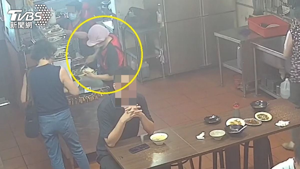 店員重新打菜。（圖／TVBS）