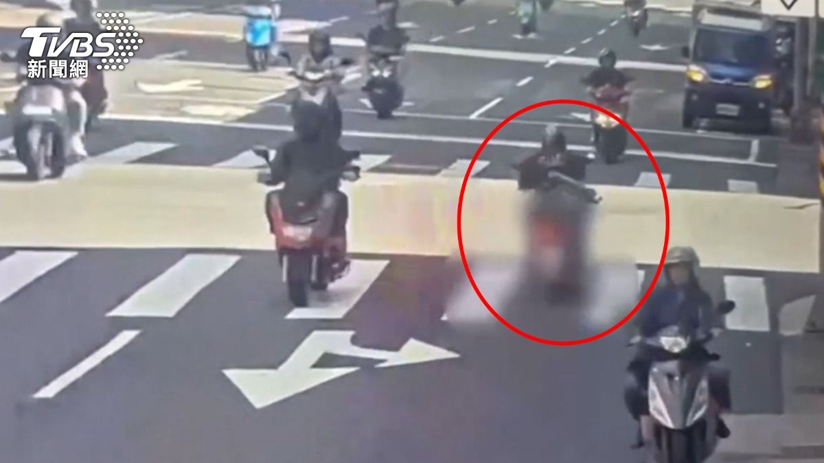 毒駕男機車騎士公然逆向。(圖/TVBS)