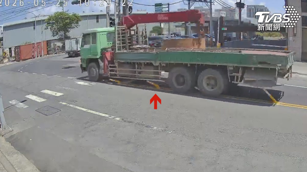 台南仁德一輛大型吊車正準備右轉,跨越車道後將路中央的防撞軟桿全數撞彎。(圖/TVBS)