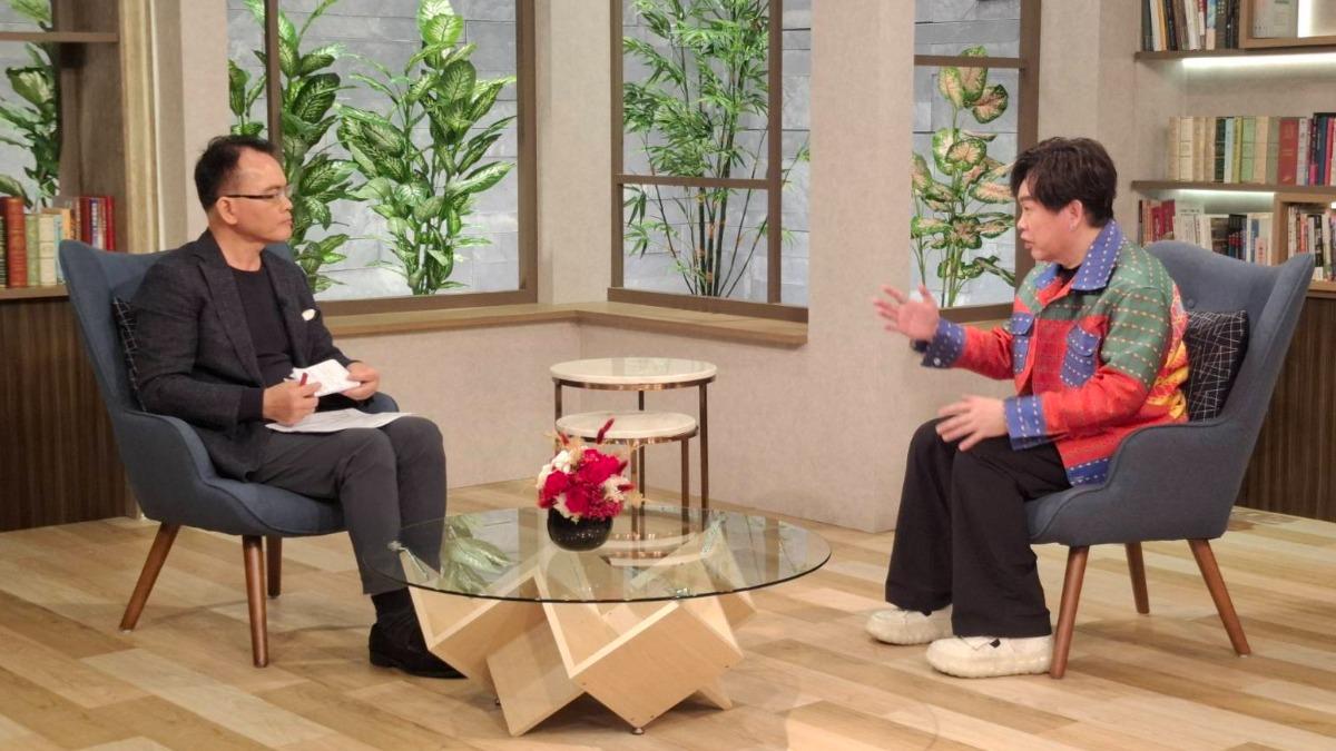 康康(右)和鄭弘儀分享人生經歷。(圖/三立提供)