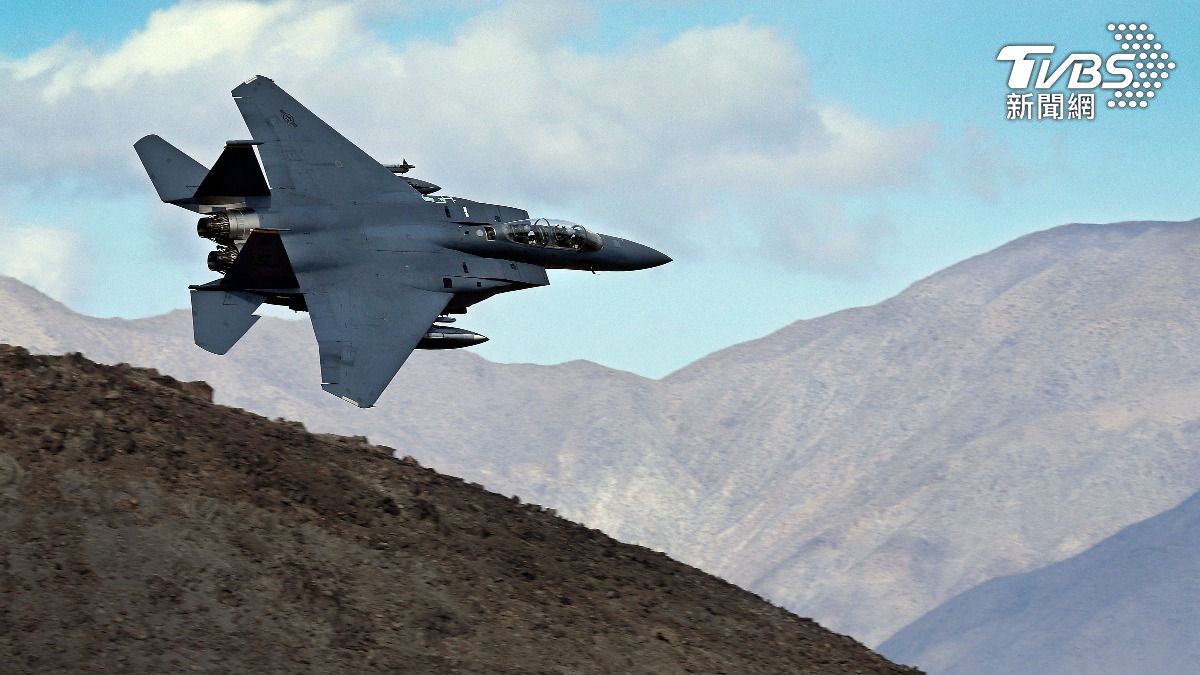 美F-15E戰機上月在伊朗西南部遭擊落並引發危險救援任務。（圖，非當事戰機／達志影像美聯社）