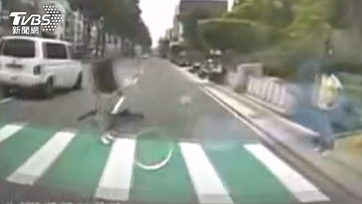  牽車過馬路遭廂型車撞倒！71歲翁怒：駕駛竟先罵我再滑手機。(圖／TVBS) 