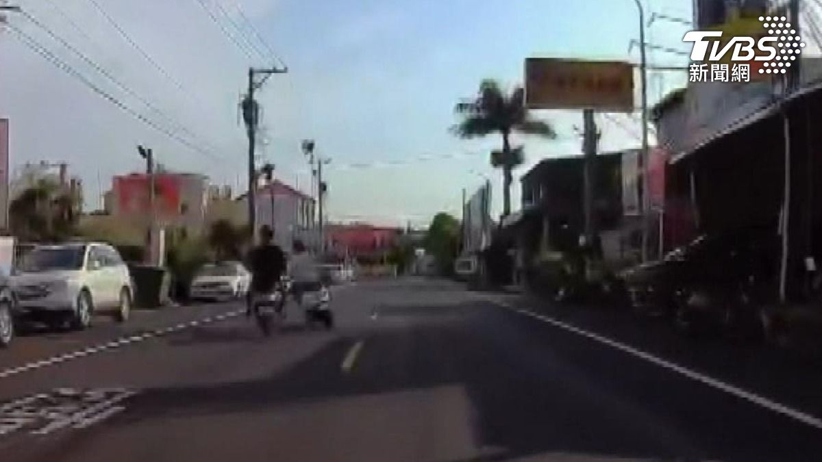 單手騎車還逆向超車!2高中生「追逐式騎法」撞一團 各罰300元。(圖/TVBS)