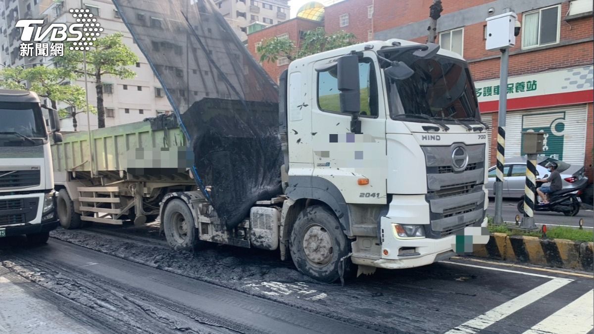 出事了阿伯！砂石車斗故障　炸出「淤泥瀑布」吞萬元罰單