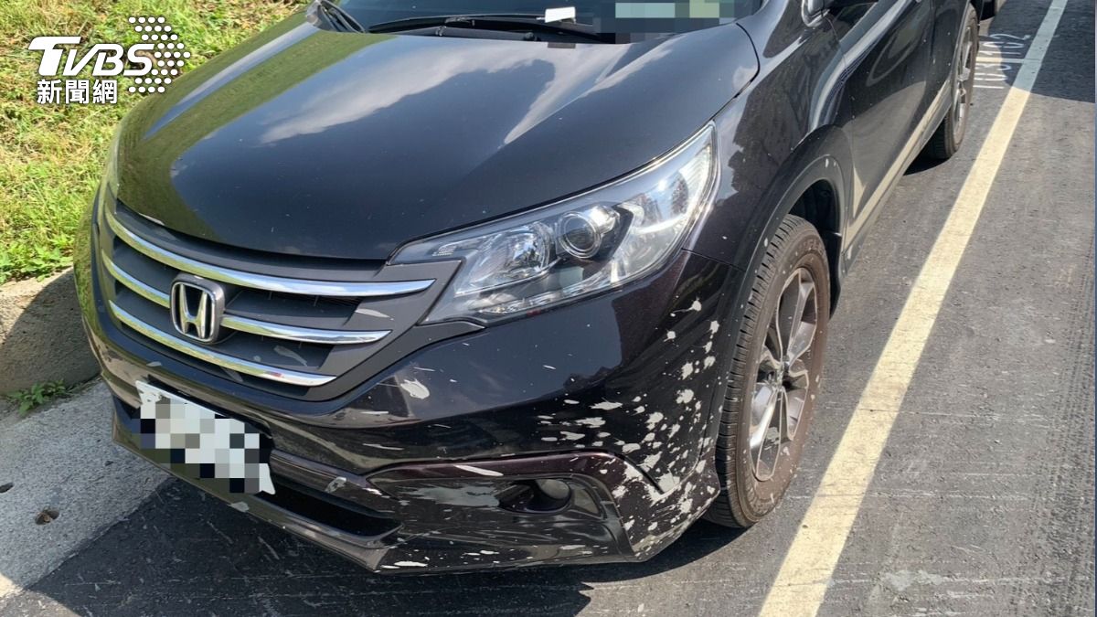 轎車遭波及。(圖/TVBS)