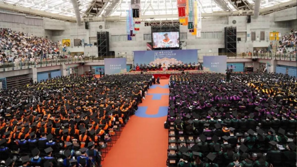 台灣大學今(30)日舉辦畢業典禮,今年學士班畢業生有5497人,再加上碩士班及博士班畢業生,共1萬1543人。(圖/台大提供)