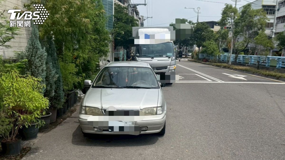 小貨車撞擊路停轎車。（圖／TVBS）