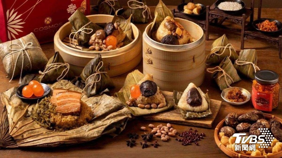 天成飯店集團把東坡肉包進粽子裡,而素粽則將紅麴拌入糯米飯。(圖/TVBS)