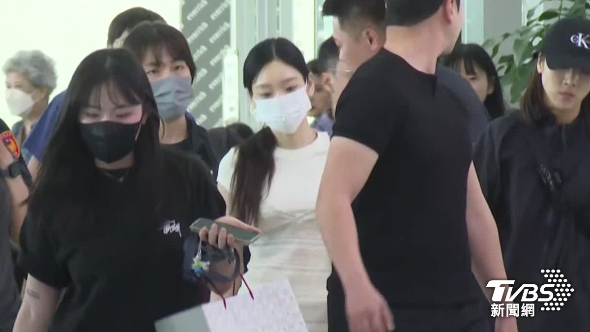 小港直擊/泰妍仙氣抵台!粉絲最高品質靜悄悄 特警出動護航女王