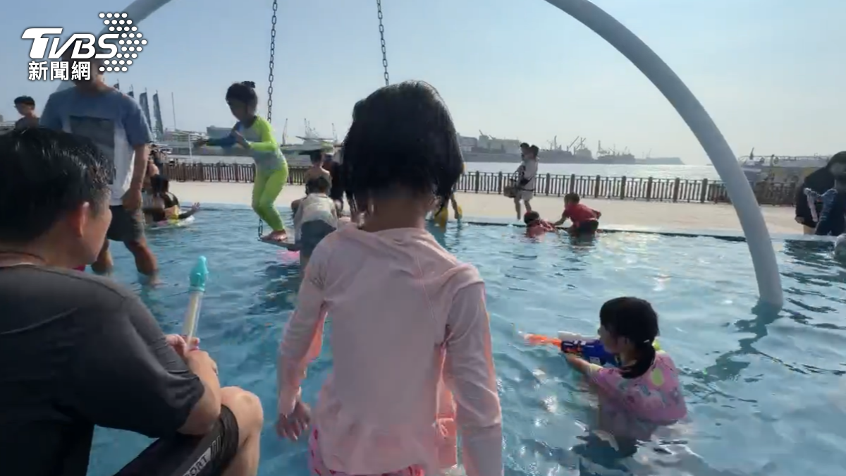 民眾表示，小孩子可能不知道地板是磨砂材質，剛剛就看到一個孩子直接往水裡跳，結果就破皮了，摸起來蠻刺的，不過這應該也是止滑的措施（圖／TVBS）