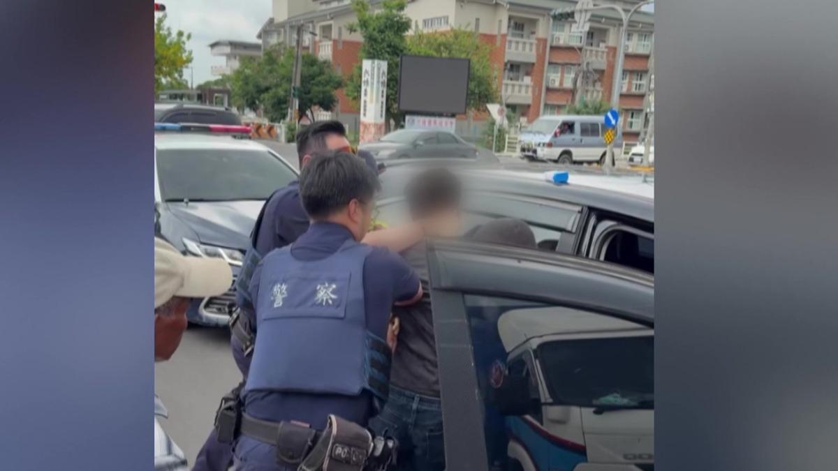 員警合力壓制，但嫌犯仍然不從，後續在車內搜出喪屍煙彈。（圖／攝自 oliver.com.t）