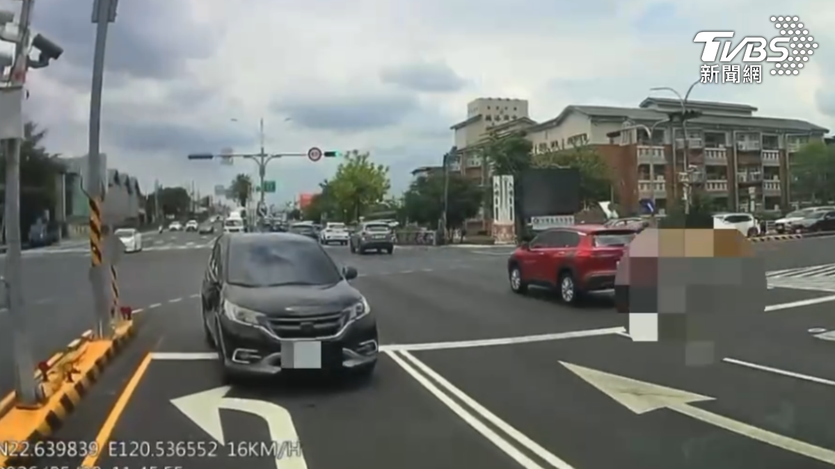 陳姓嫌犯毒駕上路，詭異地停在左轉道，其他駕駛見狀立刻報警。（圖／TVBS）