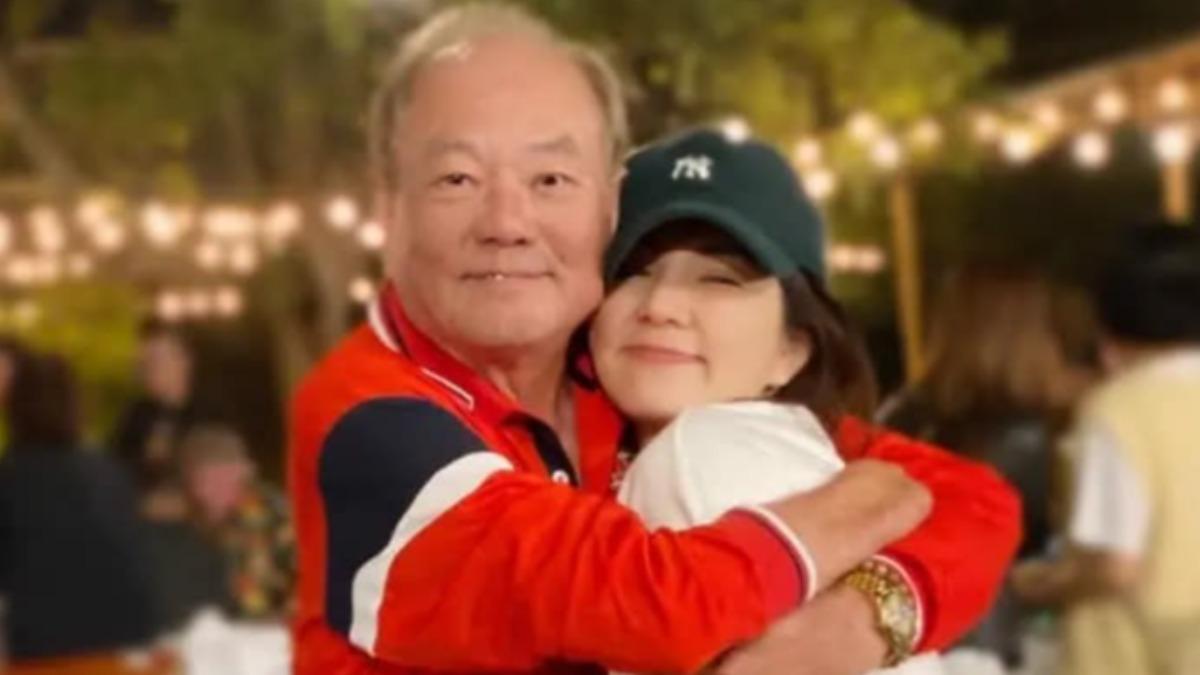 Ella和爸爸感情相當好。(圖/翻攝自臉書)