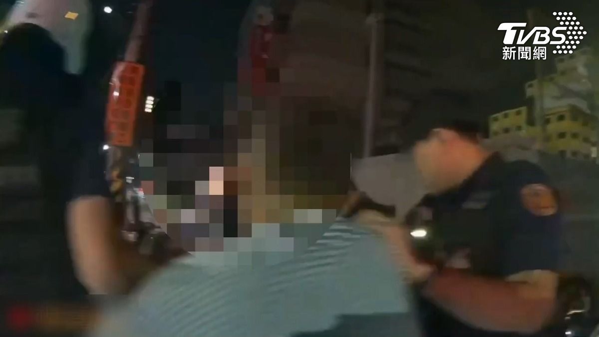 李男跑到住家附近的路邊吸食「喪屍煙彈」,見警方靠近盤查,企圖將煙彈丟入水溝湮滅證據,遭現場警員強力制止並當場壓制逮捕。(圖/TVBS)