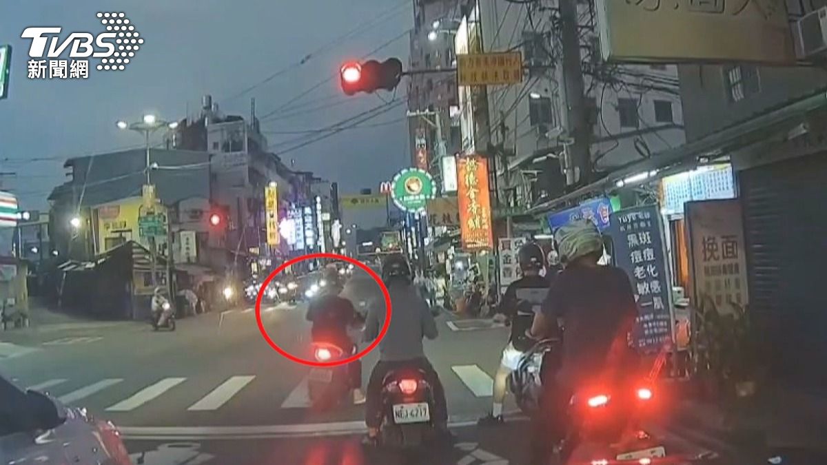 警方也針對兵嫌逃逸過程逐一調閱蒐證,依法開立共28張罰單,總罰鍰高達新台幣23萬3400元。(圖/TVBS)